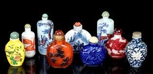 NOVE SNUFF BOTTLES IN MATERIALI DIVERSI
Cina, XX secolo...  - Asta Arte Asiatica, Africana e Precolombiana - Bertolami Fine Art - Casa d'Aste