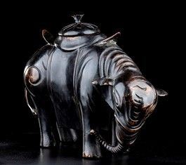 GRANDE INCENSIERE A FORMA DI ELEFANTE
Cina, dinastia Qing...  - Auction Arte Asiatica, Africana e Precolombiana - Bertolami Fine Art - Casa d'Aste