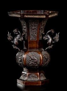 VASO DA FIORI IN BRONZO
Giappone, periodo Meiji...  - Auction Arte Asiatica, Africana e Precolombiana - Bertolami Fine Art - Casa d'Aste