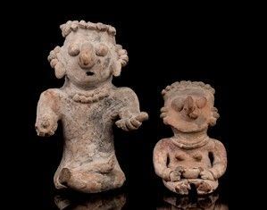 DUE FIGURE IN CERAMICA
Ecuador, cultura Bahia...  - Asta Arte Asiatica, Africana e Precolombiana - Bertolami Fine Art - Casa d'Aste