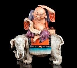 LOHAN SU ELEFANTE IN PORCELLANA CON DECORO POLICROMO
Cina, XX secolo...  - Asta Arte Asiatica, Africana e Precolombiana - Bertolami Fine Art - Casa d'Aste