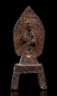 PICCOLA STELE CON BUDDHA STANTE IN BRONZO
Cina, stile della dinastia Tang...