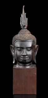 TESTA DI DIVINITÀ IN BRONZO
Stile Khmer...  - Auction Arte Asiatica, Africana e Precolombiana - Bertolami Fine Art - Casa d'Aste