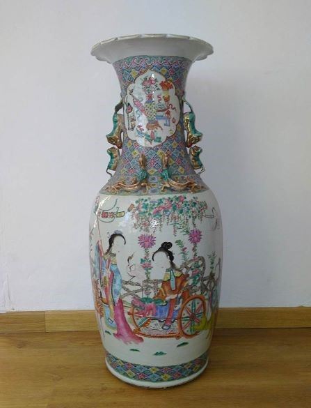 GRANDE VASO A BALAUSTRO IN PORCELLANA CON DECORO POLICROMO
Cina, dinastia Qing,...  - Auction Arte Asiatica, Africana e Precolombiana - Bertolami Fine Art - Casa d'Aste