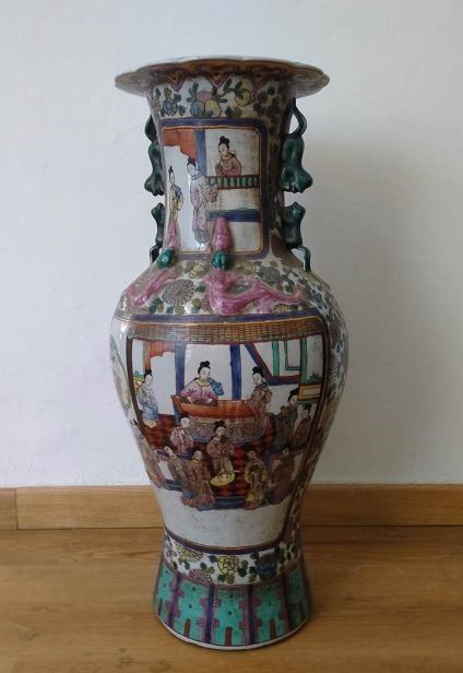 GRANDE VASO A BALAUSTRO IN PORCELLANA CON DECORO POLICROMO
Cina, XX secolo...