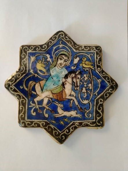 PIASTRELLA IN CERAMICA INVETRIATA E DIPINTA IN POLICROMIA
Persia, Qajar, XIX se...  - Auction Arte Asiatica, Africana e Precolombiana - Bertolami Fine Art - Casa d'Aste