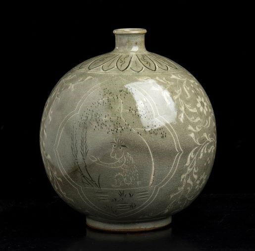 VASO OVOIDALE IN CERAMICA CON INVETRIATURA C&#201;LADON E DECORO A INTARSIO DI INGOBBIO BIANCO E BRUNO : Corea, stile del periodo Goryeo

Il vaso ha corpo ovoidale sul quale si innesta...  - Auction Arte Asiatica, Africana e Precolombiana - Bertolami Fine Art - Casa d'Aste