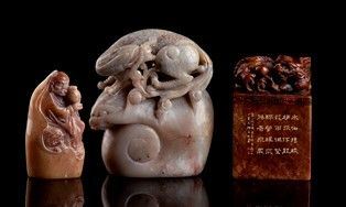 Cina, XX secolo

Uno con iscrizioni.

9,2 X 8 X 3,5 cm il più alto

Provenienza...  - Auction Arte Asiatica e Tribale - Bertolami Fine Art - Casa d'Aste