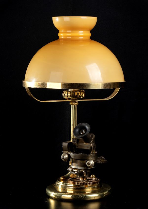 Lamp with clinometer