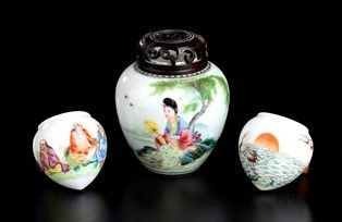 UN PICCOLO VASO E DUE MANGIATOIE PER UCCELLI IN PORCELLANA CON DECORO A SMALTI POLICROMI : Cina, XX secolo

9,5 x 8 cm il vasetto

Provenienza: collezione privata italian...  - Auction Arte Asiatica e Tribale - Bertolami Fine Art - Casa d'Aste