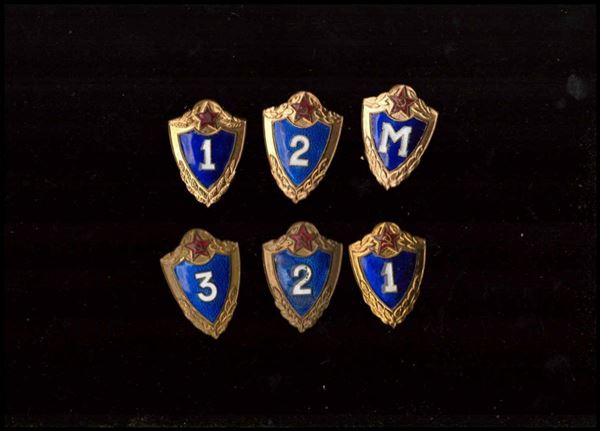 Lotto di 6 distintivi...  - Auction Fashion, Memorabilia e Militaria con una collezione di Cimeli di Juan ed Evita Peròn - Bertolami Fine Art - Casa d'Aste
