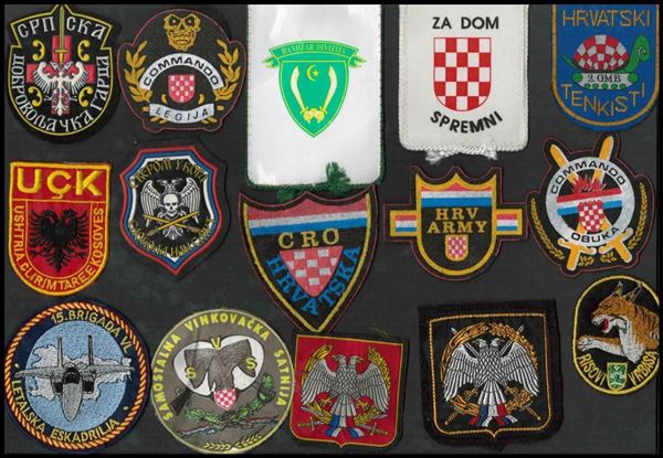 Grande lotto di distintivi della guerra Yugoslava, 1991-2001...