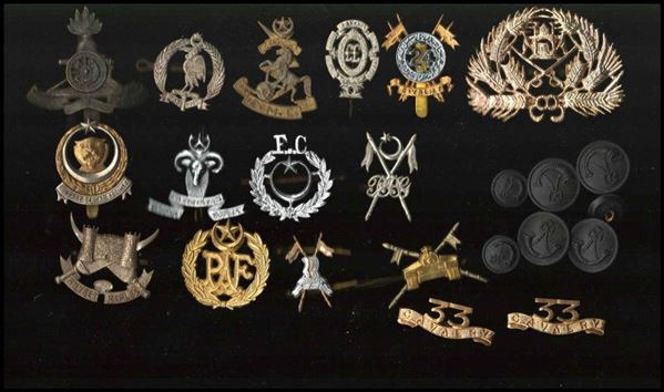 Lotto di 16 distintivi regimentali e bottoni...