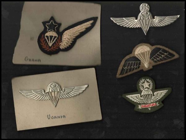 Lotto di 5 distintivi da paracadutista di differenti nazionalità...