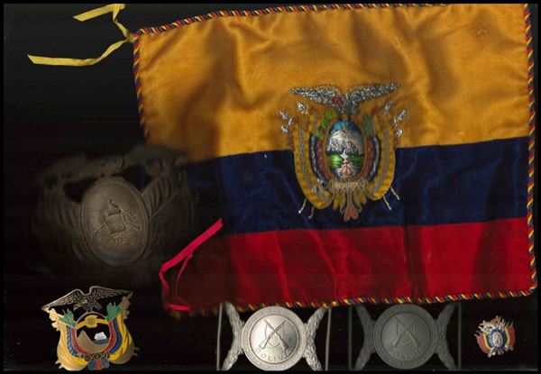 Lotto di fregio da elmo, bandierina, due fibbie e due distintivi...  - Asta Fashion, Memorabilia e Militaria con una collezione di Cimeli di Juan ed Evita Peròn - Bertolami Fine Art - Casa d'Aste
