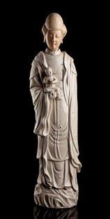 GRANDE GUANYIN IN PORCELLANA &#8216;BLANC DE CHINE&#8217; : Cina, dinastia Qing, periodo Kangxi

La divinità raffigurata stante su base che...  - Asta Arte Asiatica e Tribale - Bertolami Fine Art - Casa d'Aste