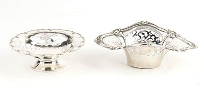 Mappin & Webb; G. M. Milicham & Co., Coppia di cestini in argento (ovale traforato e rotondo a sq...