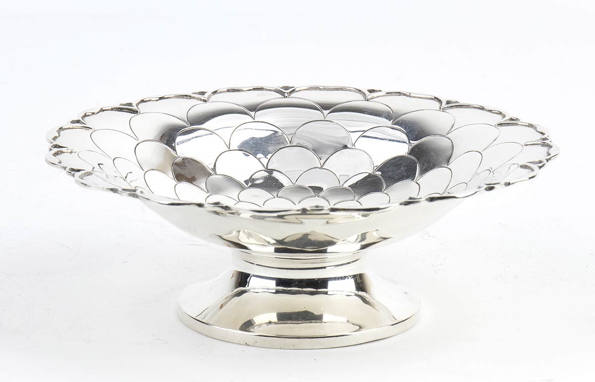 Mappin & Webb; G. M. Milicham & Co., Coppia di cestini in argento (ovale traforato e rotondo a sq...