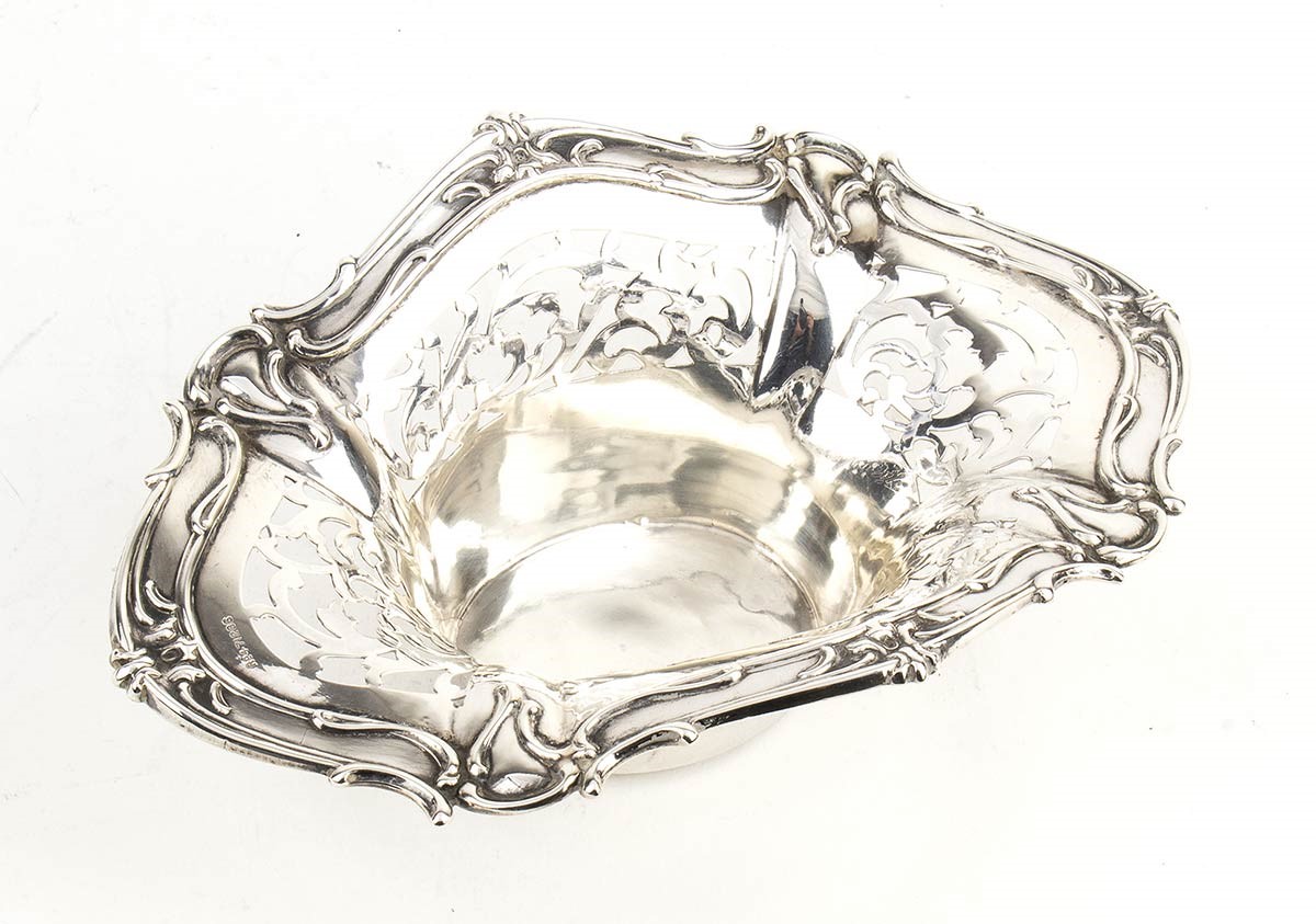 Mappin & Webb; G. M. Milicham & Co., Coppia di cestini in argento (ovale traforato e rotondo a sq...