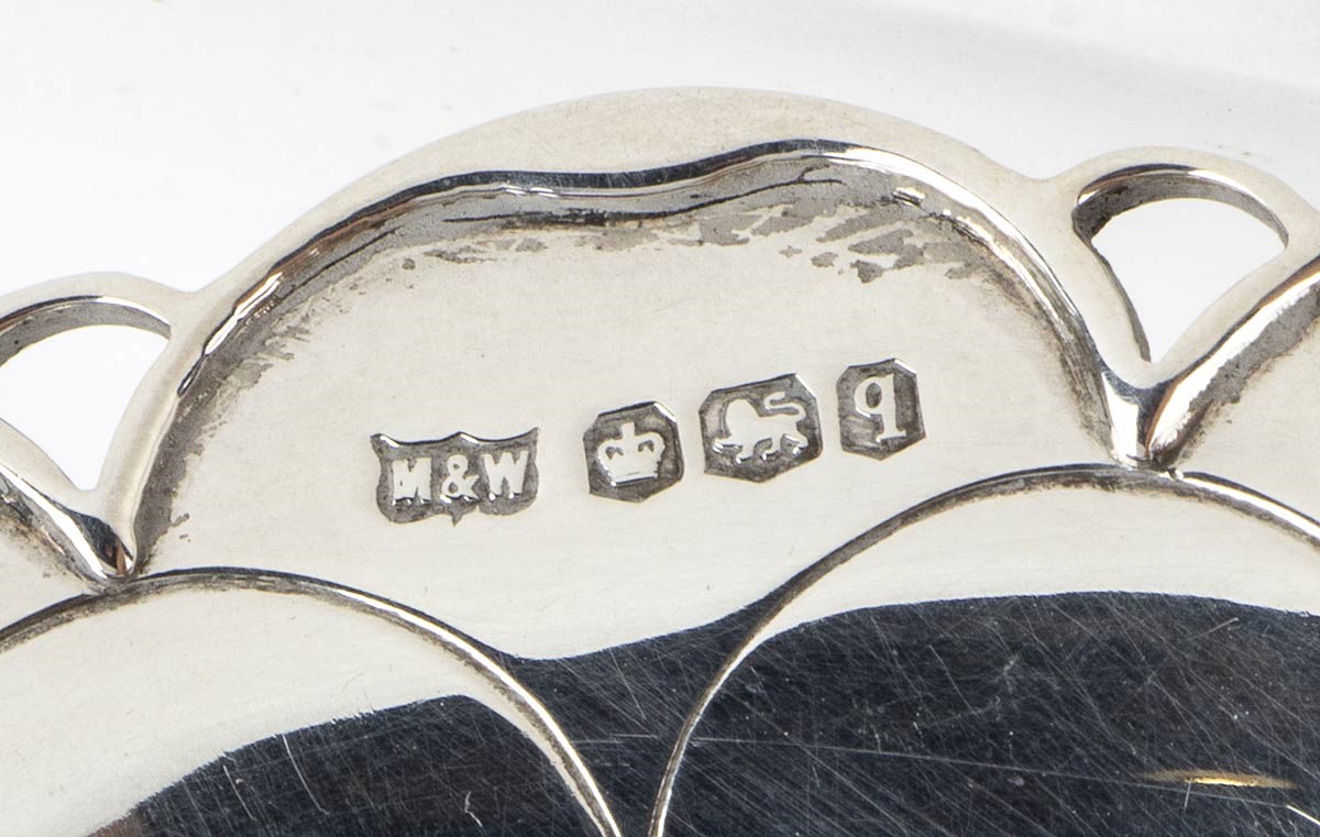 Mappin & Webb; G. M. Milicham & Co., Coppia di cestini in argento (ovale traforato e rotondo a sq...