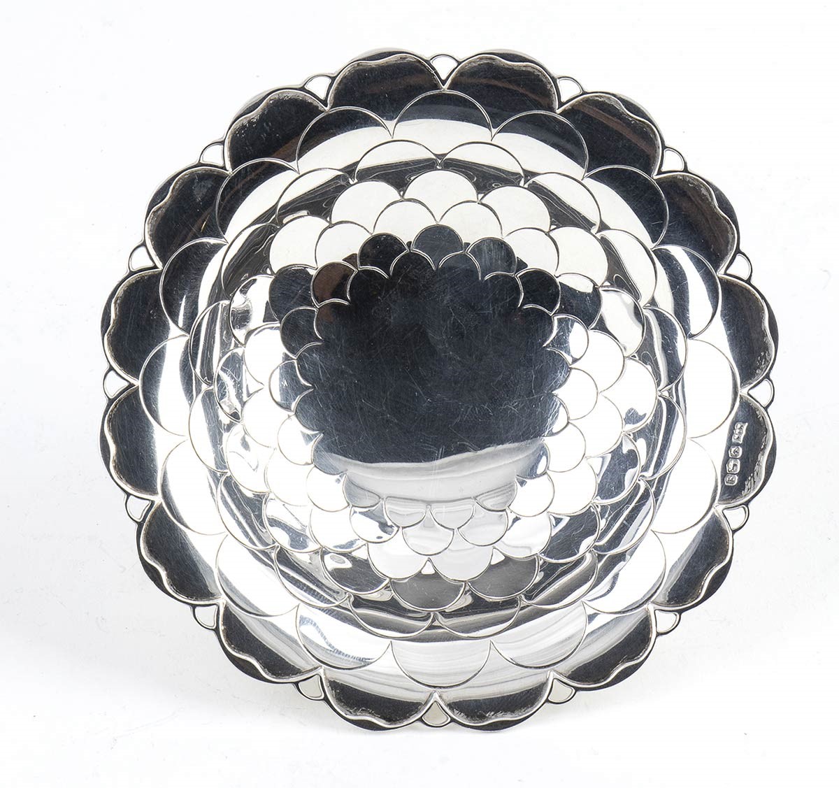 Mappin & Webb; G. M. Milicham & Co., Coppia di cestini in argento (ovale traforato e rotondo a sq...