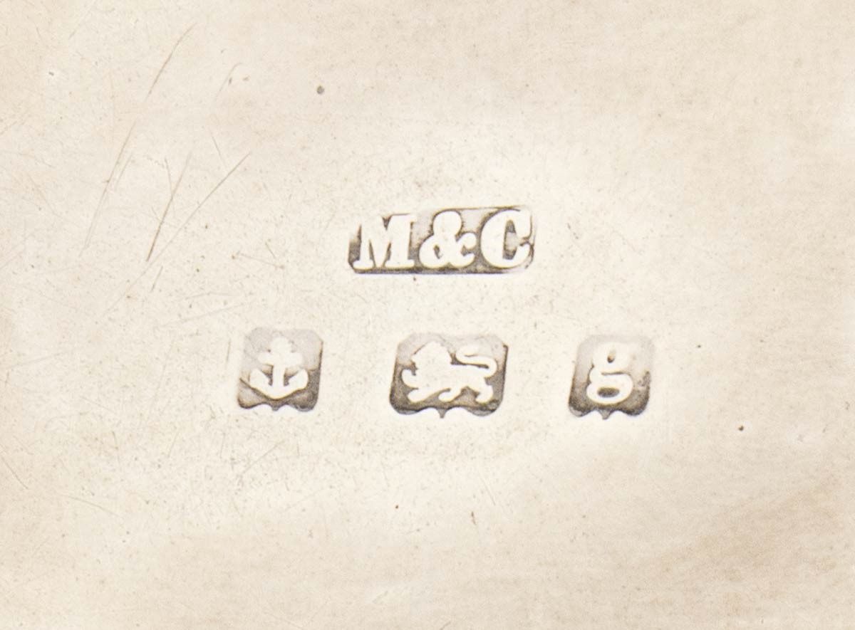 Mappin & Webb; G. M. Milicham & Co., Coppia di cestini in argento (ovale traforato e rotondo a sq...