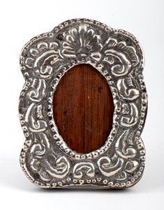 Cornice peruviana in argento - Lima inzio XX secolo...  - Auction Gioielli, argenti, orologi, avori e cabinet de curiosités - Bertolami Fine Art - Casa d'Aste