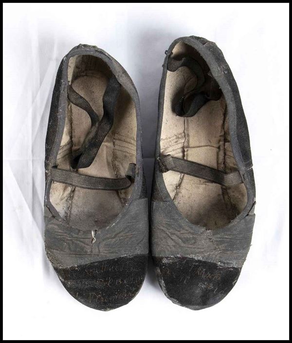 Signed dance shoes...  (Memorabilia Spettacolo, Cinematografia...)  - Auction Memorabilia. History & Movie - Bertolami Fine Art - Casa d'Aste