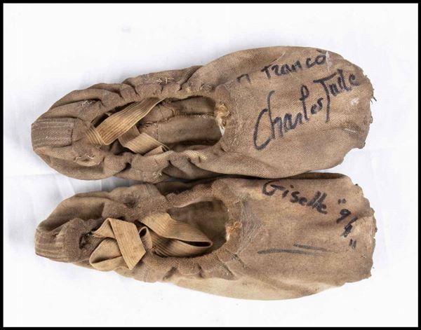 Jude, Charles  (M? Tho, 25 luglio 1953) : Signed dance shoes...  (Memorabilia Spettacolo, Cinematografia...)  - Auction Memorabilia. History & Movie - Bertolami Fine Art - Casa d'Aste
