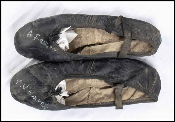 Vasil'ev, Vladimir Viktorovic - ???????? ?????????? ???????? - (Mosca, 18 aprile 1940) - Scarpe da danza autografate...