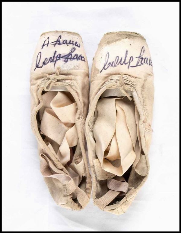 Fracci, Carla (Milano, 20 agosto 1936 &#8211; Milano, 27 maggio 2021) : Signed dance shoes...  (Memorabilia Spettacolo, Cinematografia...)  - Auction Memorabilia. History & Movie - Bertolami Fine Art - Casa d'Aste