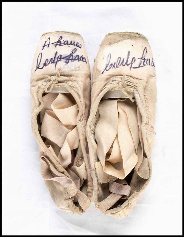 Fracci, Carla (Milano, 20 agosto 1936 &#8211; Milano, 27 maggio 2021) - Scarpe da danza autografate...