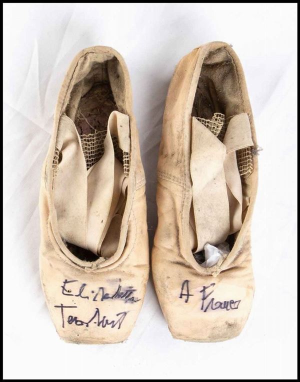 Terabust, Elisabetta (Varese, 4 agosto 1946 &#8211; Roma, 5 febbraio 2018) - Scarpe da danza autografate...