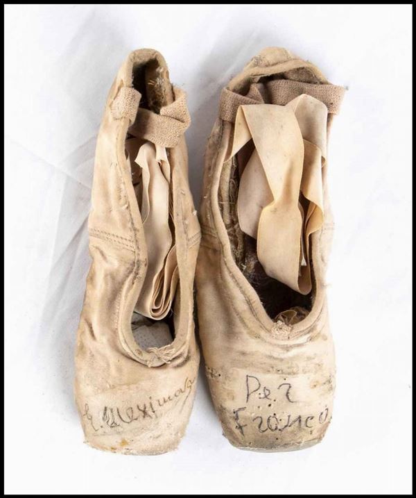 Maximova, Ecaterina - ????????? ????????? ????????? (Mosca, 1 febbraio 1939 &#8211; 28 aprile 2009) - Scarpe da danza autografate...