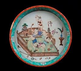 VASSOIO CIRCOLARE IN PORCELLANA CON DECORO A SMALTI POLICROMI - China, Qing dynasty, 18th centuryCircular section with inclined wall, on the ...