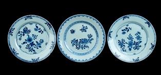 TRE PIATTI IN PORCELLANA &#8216;BIANCO E BLU&#8217; - Cina, dinastia Qing, XVIII secolo

2,5 x 23 cm il più grande

Provenienza: coll...