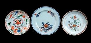 TRE PIATTI IN PORCELLANA CON DECORO A SMALTI POLICROMI - THREE POLYCHROME ENAMELED PORCELAIN DISHES