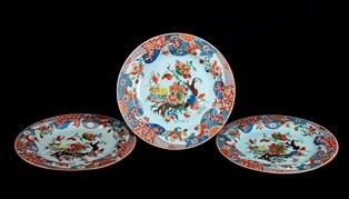 TRE PIATTI IN PORCELLANA CON DECORO A SMALTI POLICROMI - THREE POLYCHROME ENAMELED PORCELAIN DISHES