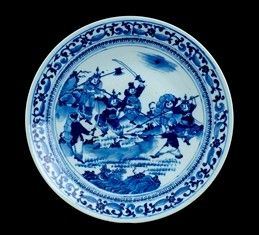 PIATTO IN PORCELLANA &#8216;BIANCO E BLU' : Cina, fine del XIX - inizio del XX secolo

Sul fondo una scena di battaglia tra...  - Auction Arte Asiatica e Tribale - Bertolami Fine Art - Casa d'Aste