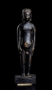 FIGURA MASCHILE STANTE IN BRONZO - Thailandia, XIX secolo

Incollata su base in legno.

20 x 5,5 x 4,5 cm (base in...