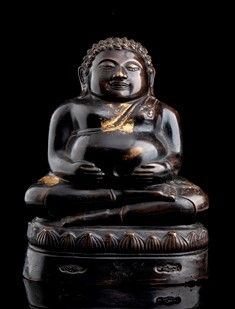 PHRA SANGKACHAI IN BRONZO CON TRACCE DI DORATURA : Thailandia, XIX secolo

La divinità seduta in posizione dyhanasana su base a fi...  - Auction Arte Asiatica e Tribale - Bertolami Fine Art - Casa d'Aste