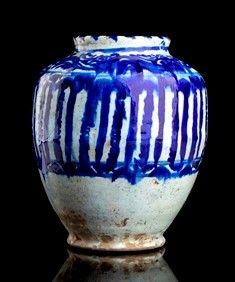 VASO IN CERAMICA &#8216;BIANCO E BLU&#8217; : Persia, XIX secolo

24 x 18 cm

Provenienza: collezione privata italiana....  - Auction Arte Asiatica e Tribale - Bertolami Fine Art - Casa d'Aste