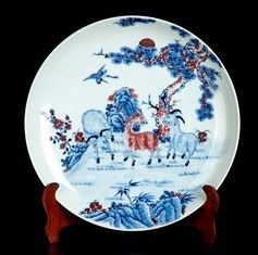 PIATTO IN PORCELLANA CON DECORO A SMALTI BLU DI COBALTO E ROSSO DI RAME : Cina, XX secolo

La superficie a vista decorata finemente con una scena con tre...  - Asta Arte Asiatica e Tribale - Bertolami Fine Art - Casa d'Aste