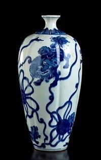 VASO MEIPING IN PORCELLANA &#8216;BIANCO E BLU&#8217; : Cina, XX secolo

La parete modellata in accentuate lobature, la decorazione con...  - Asta Arte Asiatica e Tribale - Bertolami Fine Art - Casa d'Aste