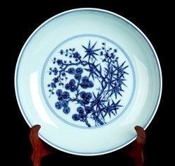 PIATTO IN PORCELLANA &#8216;BIANCO E BLU' : Cina, XX secolo

Sul fondo un medaglione circolare con i ‘Tre Amici dell’Invern...  - Auction Arte Asiatica e Tribale - Bertolami Fine Art - Casa d'Aste