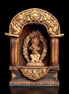 TEMPIETTO IN LEGNO DIPINTO E BRONZO DORATO CON SCULTURA DI MAKAHALA IN BRONZO DORATO E DIPINTO : Tibet, inizio del XX secolo

18,5 x 12,5 x 6,5 cm

Provenienza: collezione priv...  - Auction Arte Asiatica e Tribale - Bertolami Fine Art - Casa d'Aste