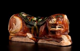 Cuscino a Forma di Leone in Ceramica con Invetriatura Sancai