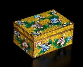 SCATOLA IN METALLO CON SMALTI CLOISONN&#201;
 : Cina, XX secolo

6 x 12 x 8 cm

Provenienza: collezione privata italiana....  - Asta Arte Asiatica e Tribale - Bertolami Fine Art - Casa d'Aste