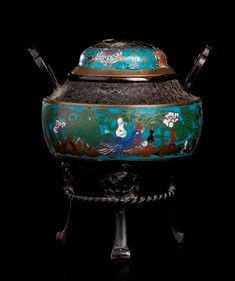 INCENSIERE TRIPODE IN METALLO CON SMALTI CLOISONN&#201;
 : Cina, XX secolo

18,5 x 16 x 14 cm

Provenienza: collezione privata italiana....  - Auction Arte Asiatica e Tribale - Bertolami Fine Art - Casa d'Aste