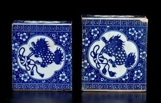 Due Cuscini da Oppio in Porcellana ‘bianco e Blu’